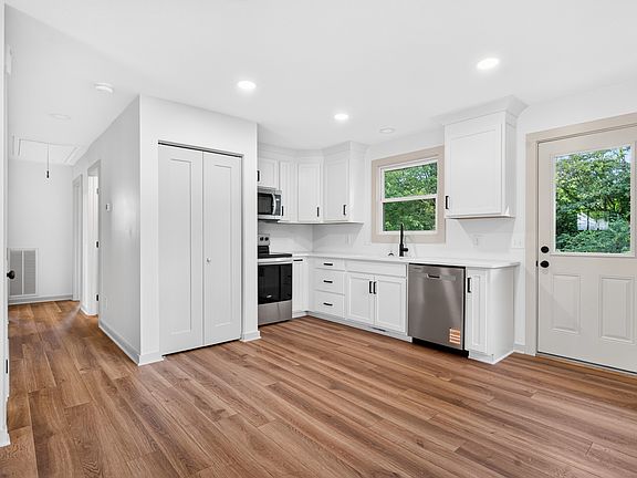 5th image of 913 Woodland St