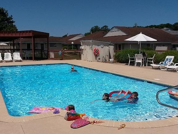 courtyard pool (May - Sept)