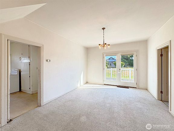 5th image of 721 Georgiana Street
