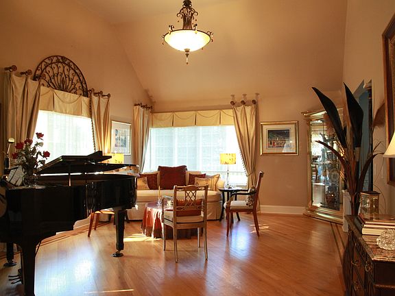 5th image of 225 Grandview Dr