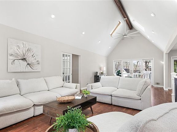 3rd image of 413 Sassafras Rd