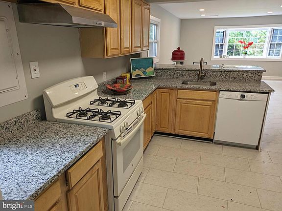 4th image of 1211 Broadwood Dr