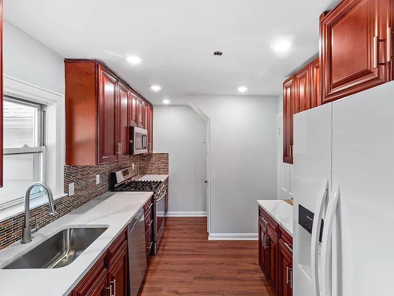 252 E 1st St — Photo 11