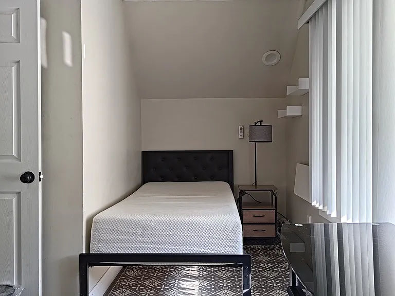21 Manila Ave — Photo 2