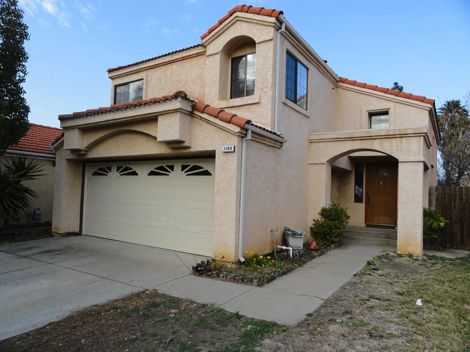 1049 Burnham Dr photo 1