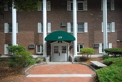 2 bed, 1.0 bath, 904 sqft, $2,350 — Photo 1