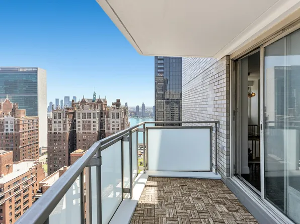 300 East 40th Street image 7 of 15