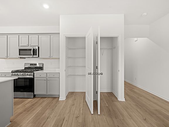 4th image of 5062 Skyline Way NE
