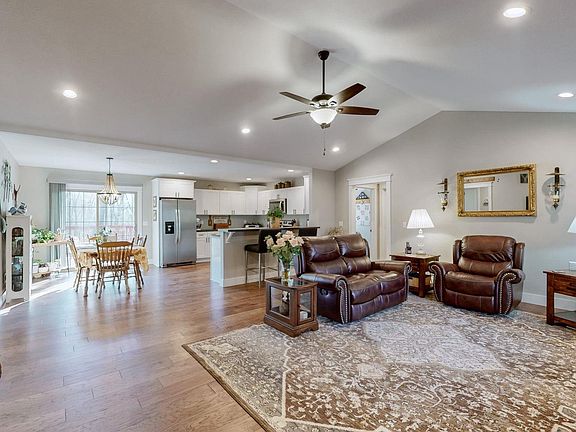 3rd image of 284 Oakcrest Dr