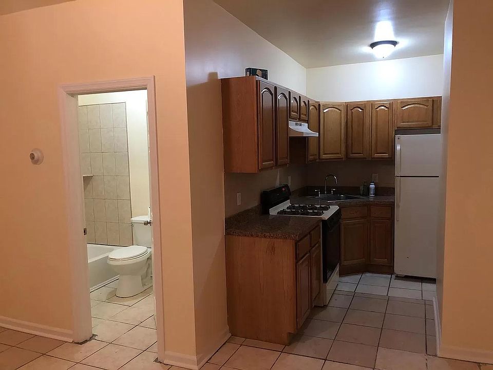 1st image of 775 N 6th St APT 1