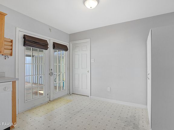 5th image of 1048 Helen St
