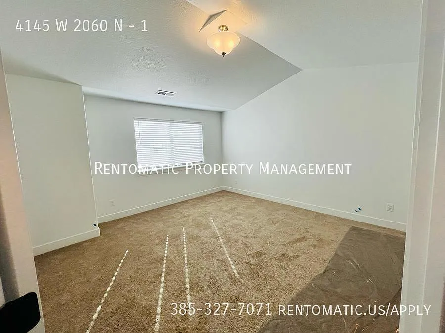 4 bed, 2.5 bath, 2400 sqft, $2,424 — Photo 3