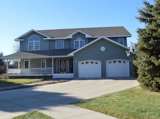 1015 Redwood Ln, Aberdeen, SD 57401
