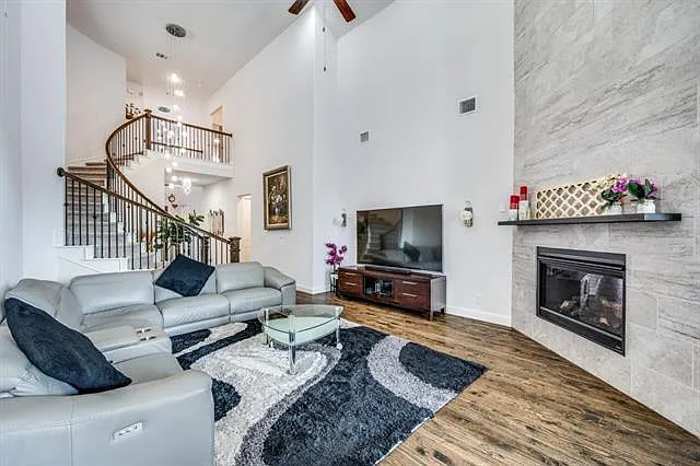 4 bed, 3361 sqft, $4,400 — Photo 2
