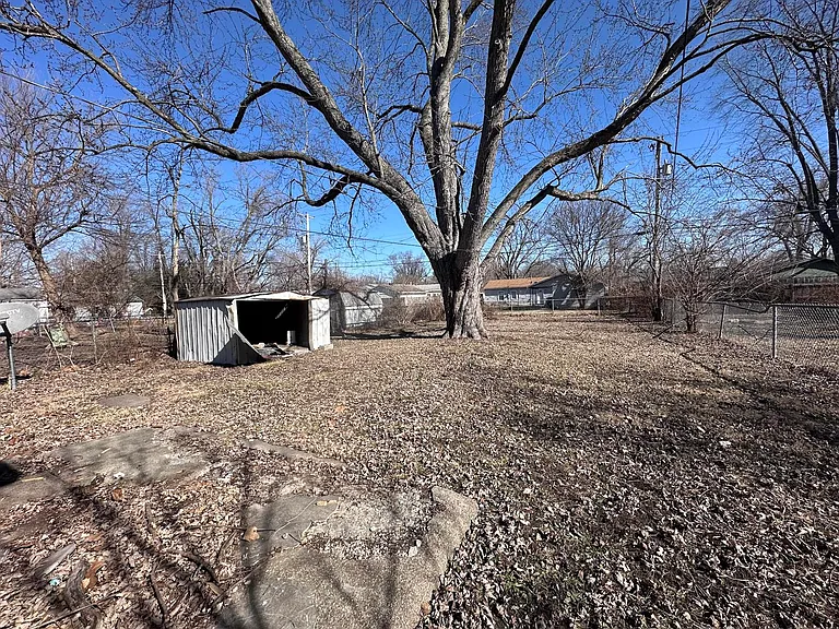 1005 Giddings St — Photo 13