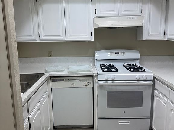 3rd image of 126 N Everett St APT 5