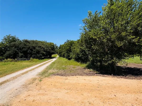 4597 Kubenka Ln, Schulenburg, TX 78956