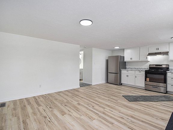 2nd image of 1045 N Park Ave