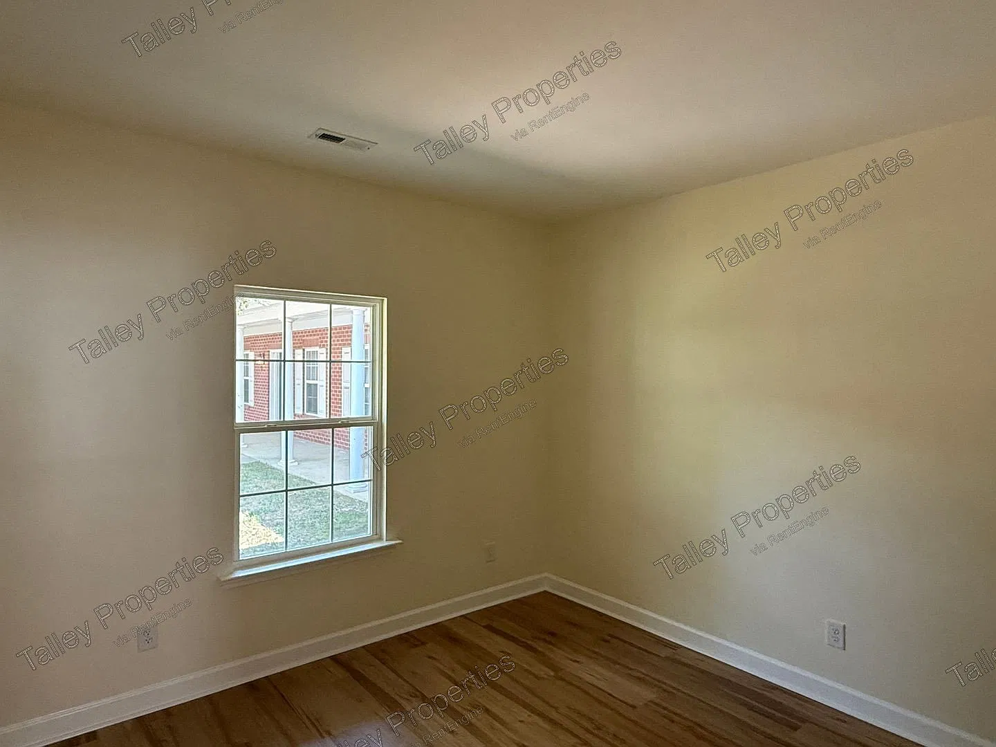 2 bed, 1.5 bath, 958 sqft, $1,349 — Photo 4