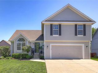 2305 SW Tracker Ln, Lees Summit, MO 64082