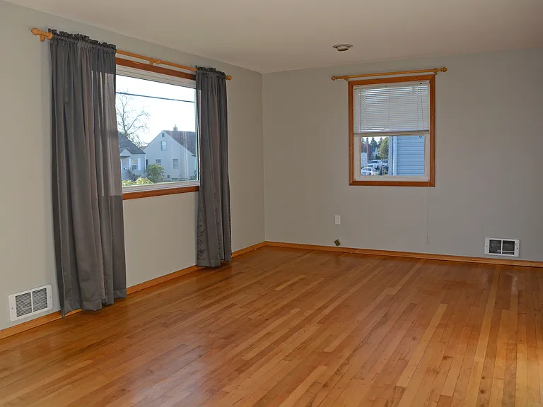 631 N Hawthorne St — Photo 3
