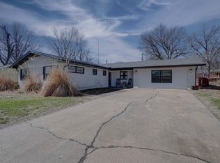 2221 Edgemont Dr, Arkansas City, KS 67005