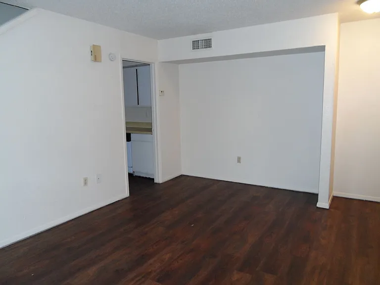 1400D Holleman Dr — Photo 3