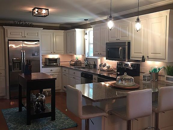 Remodeled kitchen w/ Quarts 