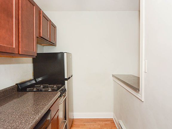 3rd image of 821A W Cornelia Ave APT 112