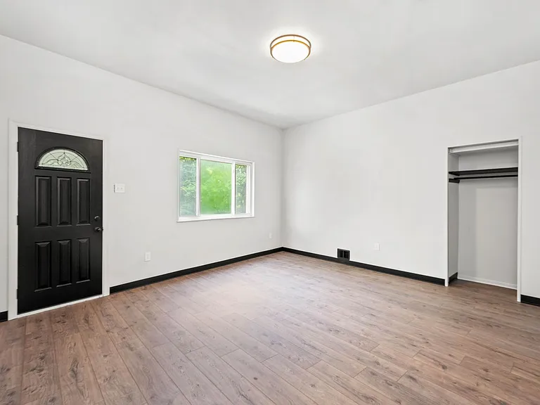 1304 Firth St — Photo 3