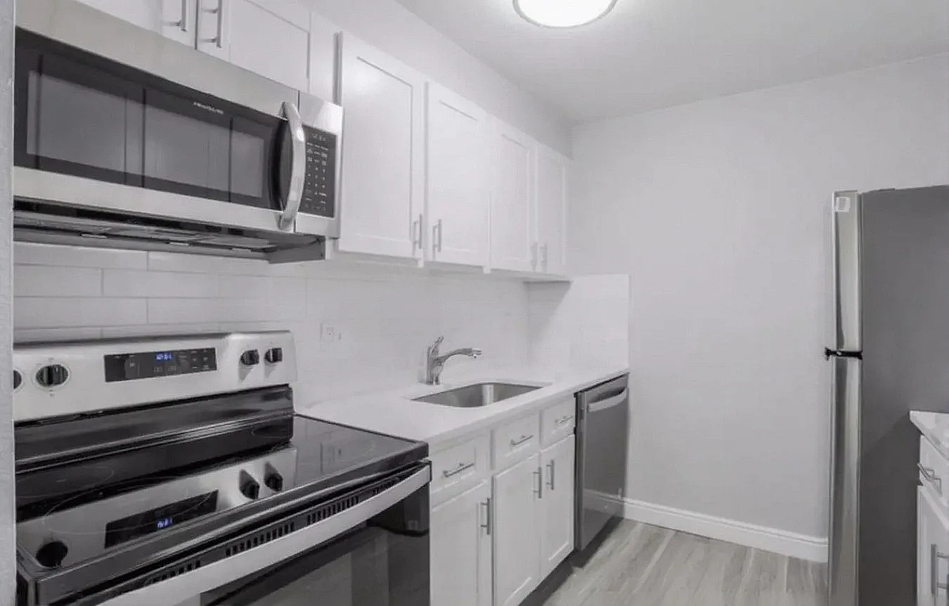 Crescent Apartments — Photo 1
