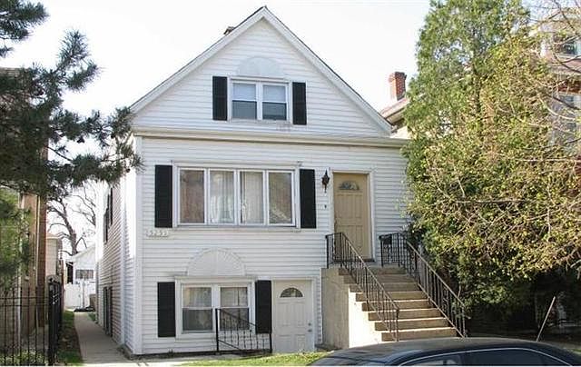 2nd image of 5251 W Roscoe St
