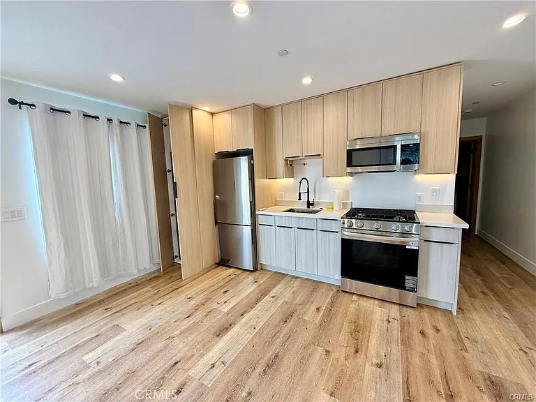 6902 Corbin Ave — Photo 2