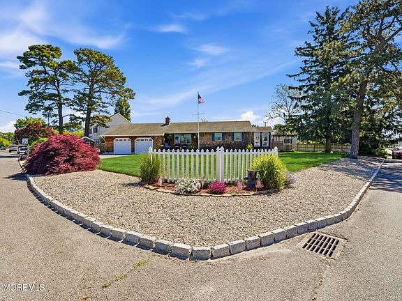 3rd image of 481 Admiral Road