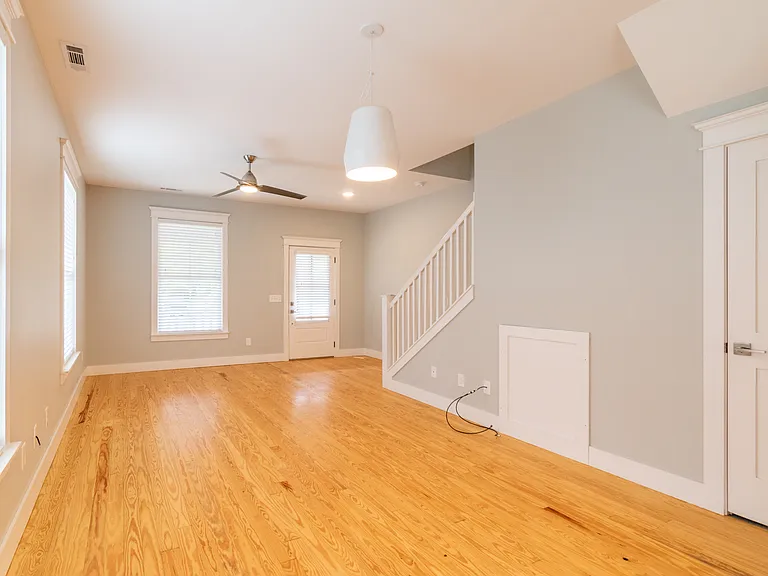 127 E South St — Photo 3