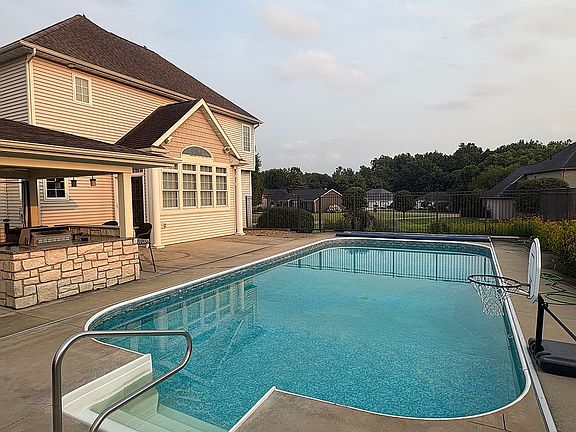 3rd image of 20400 Meridian Ct