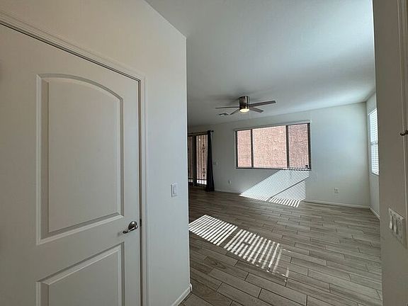 3rd image of 1122 E Cairn St