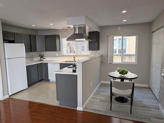 2nd image of 470 S Los Robles Ave APT 11