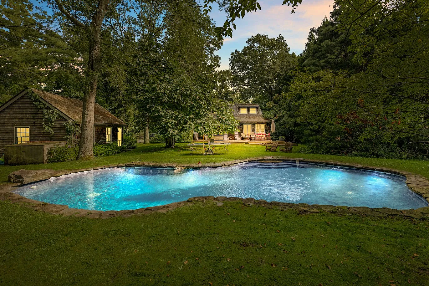 East Hampton Cottage with Gunite Pool & Pool House Village Fringe — Photo 1