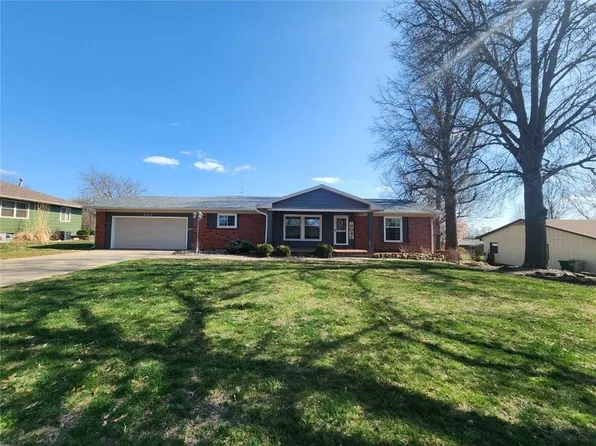 401 Minnetare Ln, Hiawatha, KS 66434