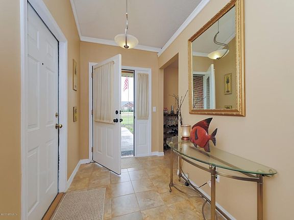 02 separate foyer entry