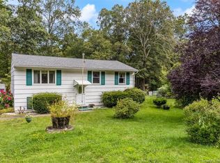 71 Meeting House Ln, Ledyard, CT 06339