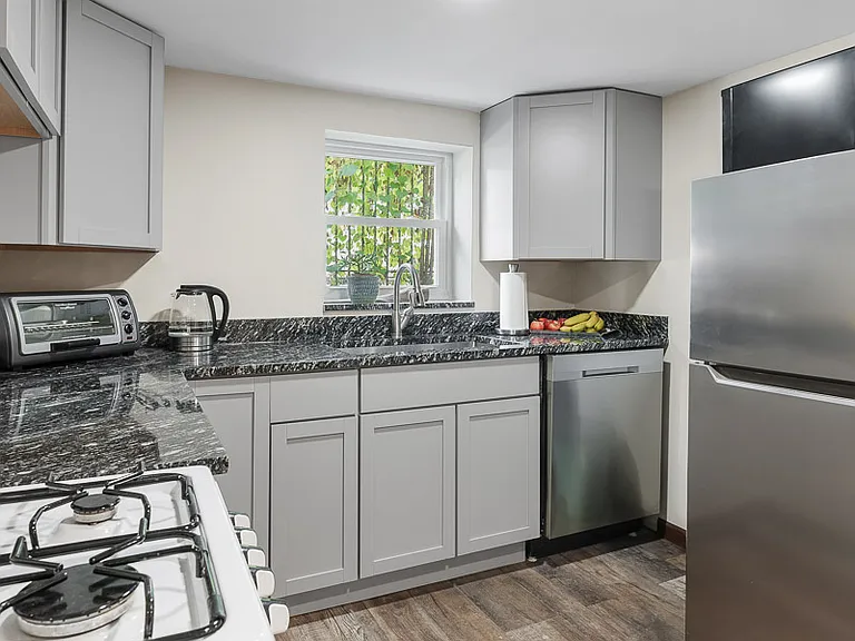 1301 W Nelson St #B — Photo 7