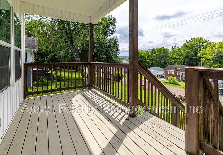 619 Midlake Dr NE — Photo 24