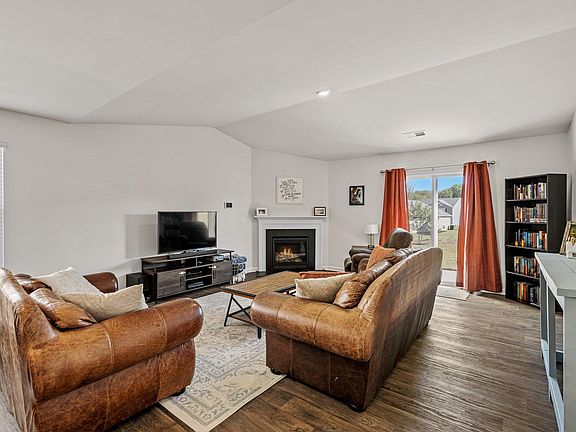 3rd image of 204 Bracken Woods Way