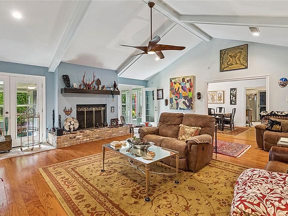 2nd image of 565 Barbara Pl