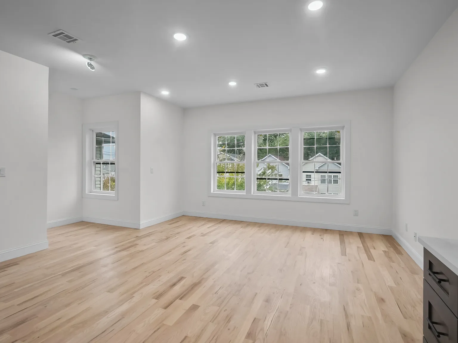 3 bed, 2500 sqft, $2,850 — Photo 2