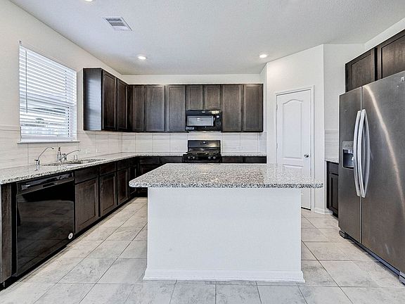 5th image of 22610 Strathmore Dr