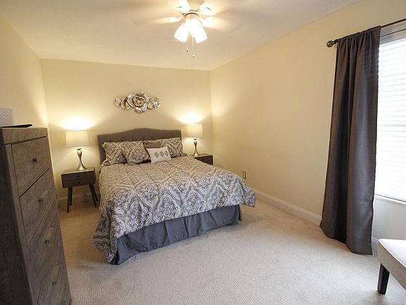 Bedroom 1 - Queen bed