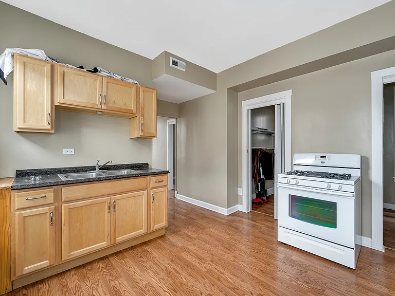 1015 W 31st Pl #2A — Photo 8